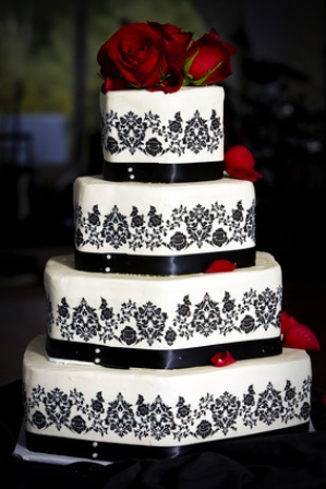 Black  White Damask Wedding Decorations on Other Popular Trends For Black And White Wedding Cakes Include