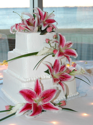 White Wedding Cakes, White and Pink Wedding Cakes, Wedding Cakes With Fresh Flowers