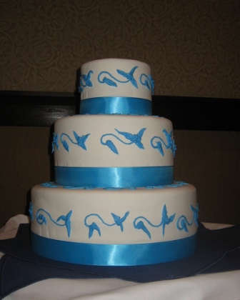 white wedding cakes, white and blue wedding cakes, pretty wedding cake