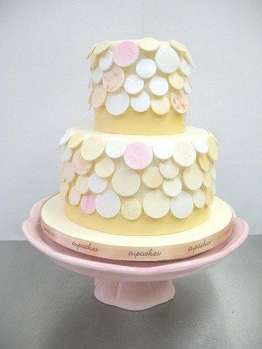 autumn wedding cakes, yellow wedding cakes, yellow and white wedding cakes