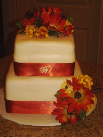 autumn wedding cakes, fall wedding cakes, autumn wedding cake ideas, red and white wedding cakes, wedding cakes topped with flowers