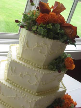 autumn wedding cakes, fall wedding cakes, autumn wedding cake ideas, white wedding cakes, white wedding cakes topped with flowers