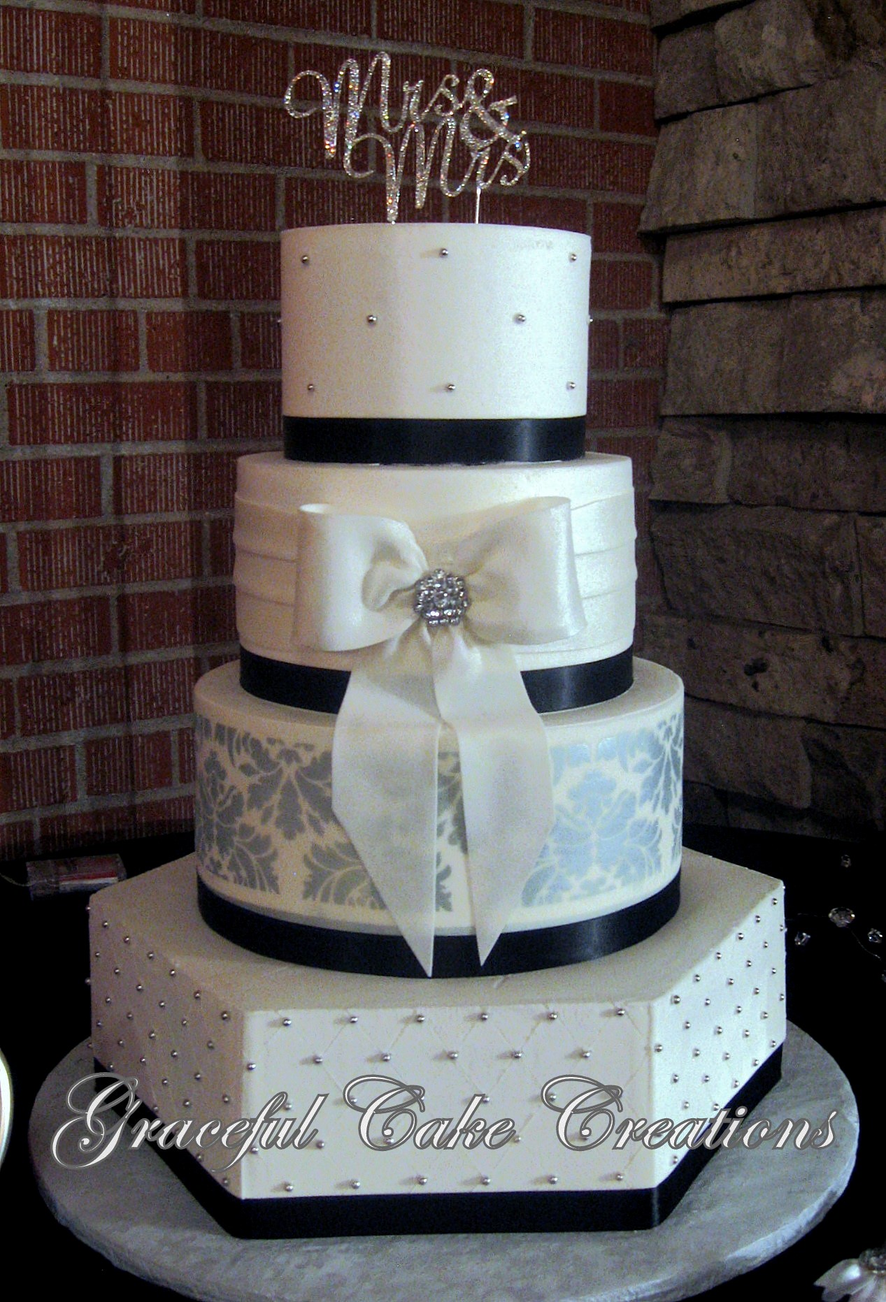 black and white wedding cake, white and black wedding cakes, black wedding cakes, modern wedding cakes, wedding cake ideas, modern wedding cakes