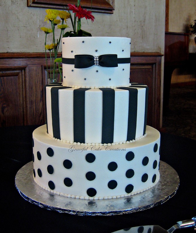 black and white wedding cake, white and black wedding cakes, black wedding cakes, modern wedding cakes, wedding cake ideas. modern wedding cakes