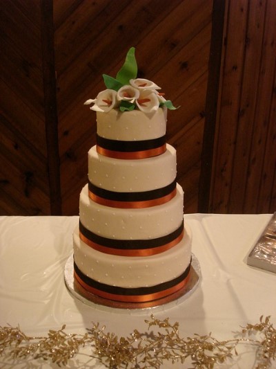 calla lily wedding cake, white gold and black wedding cake, wedding cake with flowers