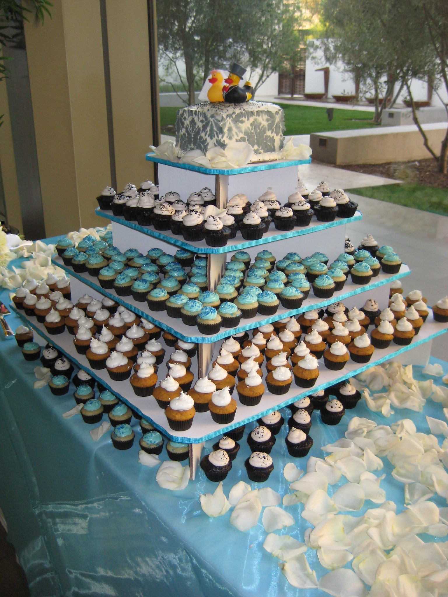 cupcake tiered wedding cakes, wedding cupcakes, wedding cupcake ideas, ideas for wedding cupcakes