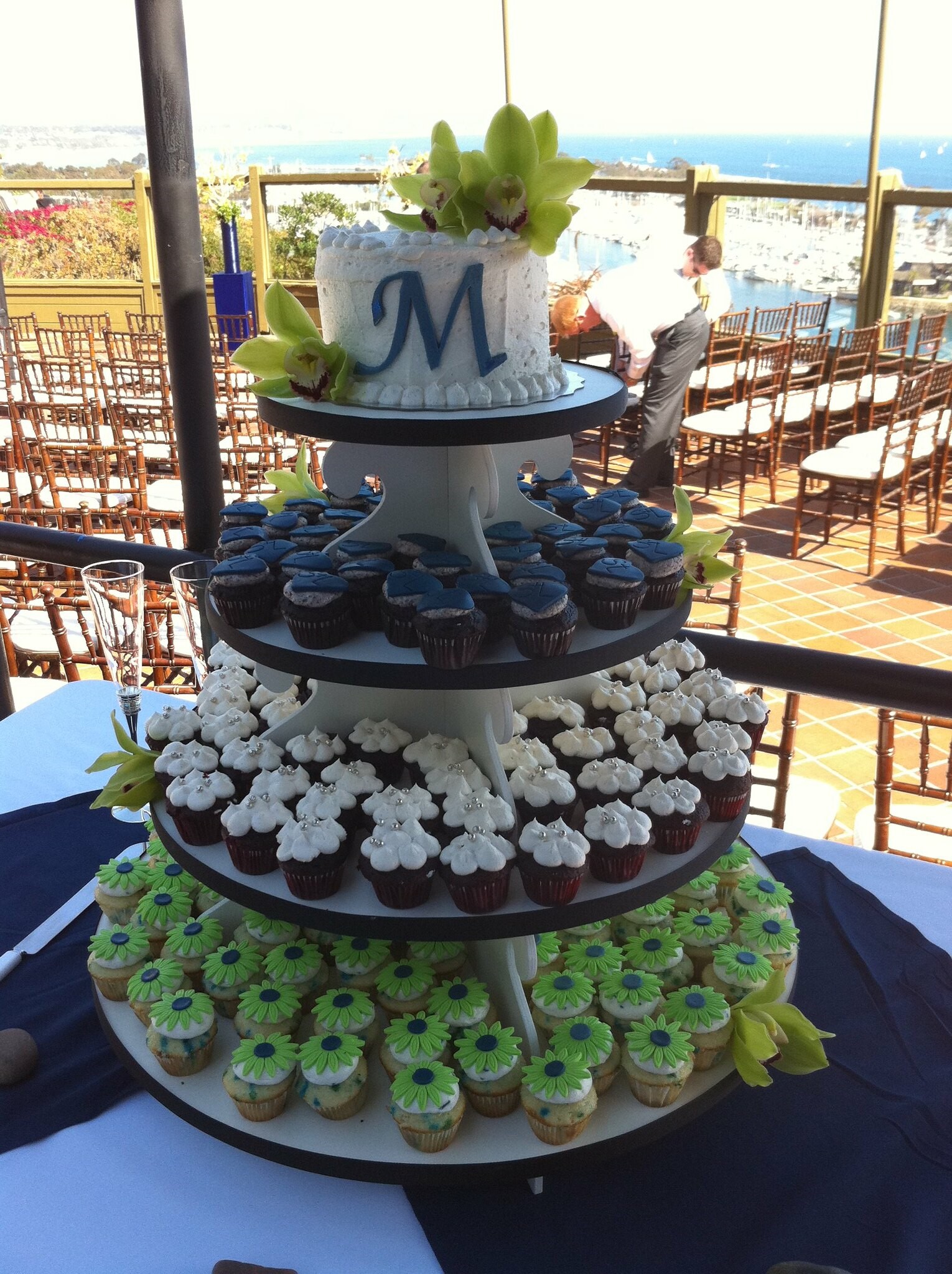 cupcake tiered wedding cakes, wedding cupcakes, wedding cupcake ideas, ideas for wedding cupcakes