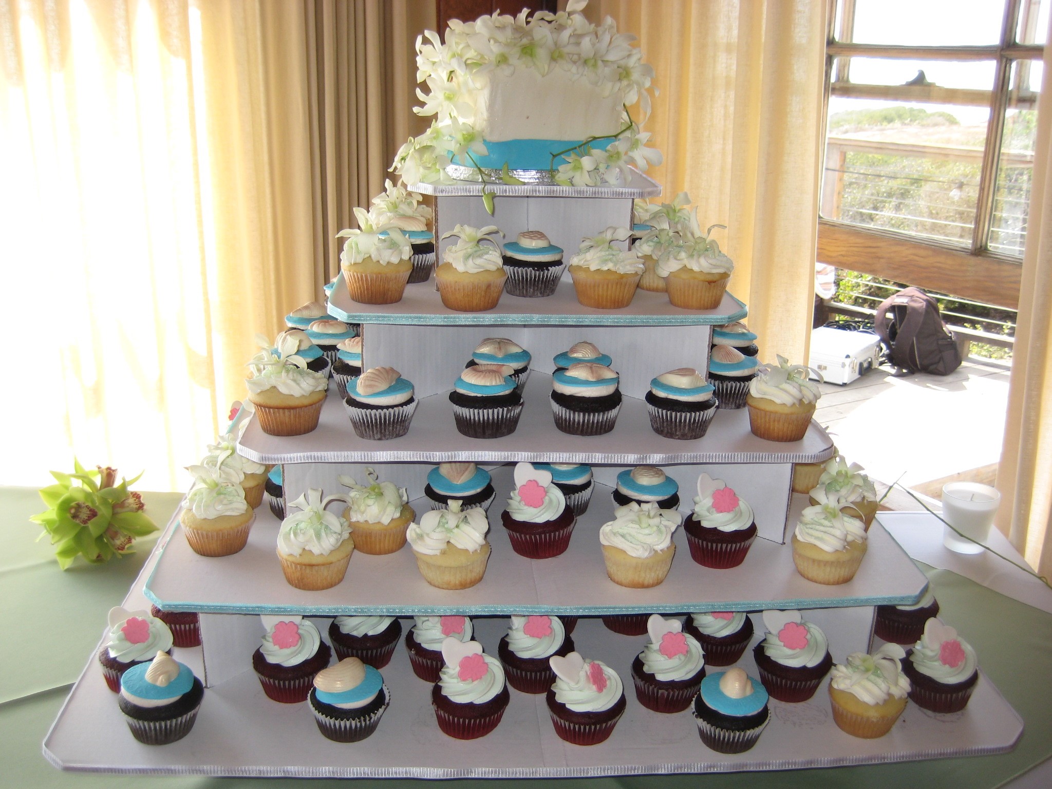 cupcake tiered wedding cakes, wedding cupcakes, wedding cupcake ideas, ideas for wedding cupcakes