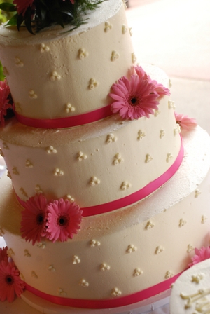 daisy wedding cakes, floral wedding cake, pink and white wedding cakes