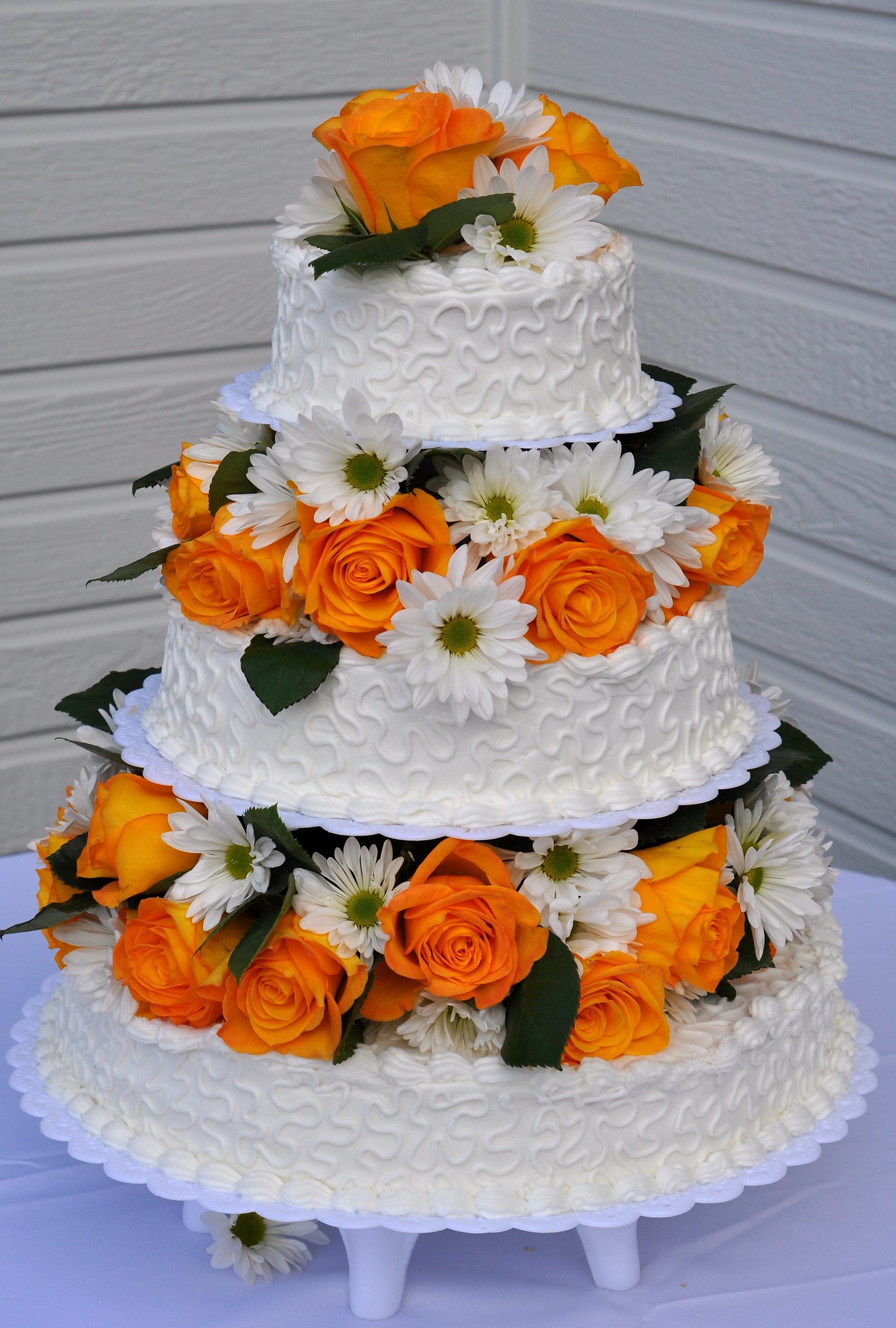 daisy wedding cakes, floral wedding cakes, daisy wedding ideas, wedding cake ideas, orange and white wedding cake