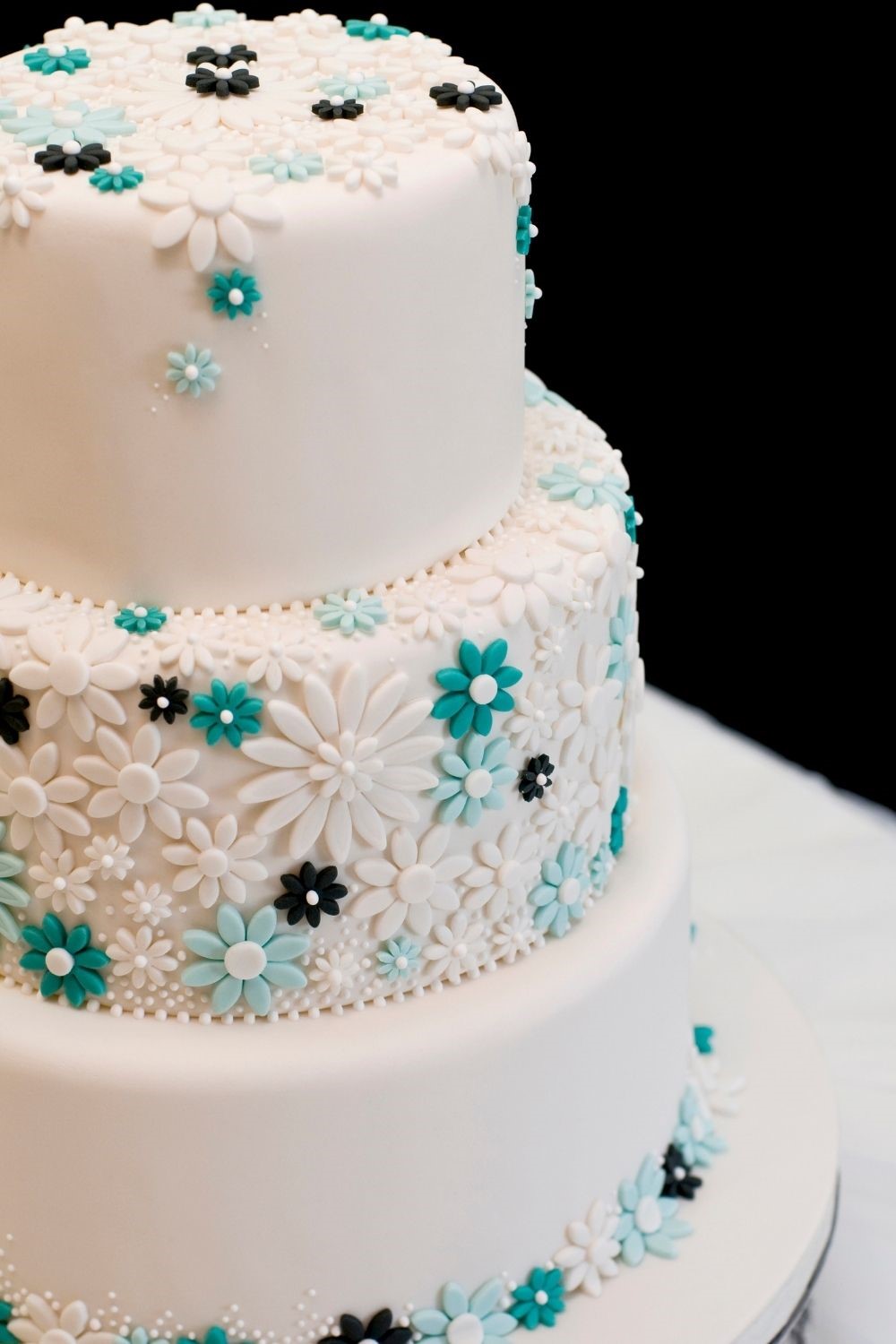 daisy wedding cakes, floral wedding cakes, daisy wedding ideas, wedding cake ideas, blue and white wedding cake