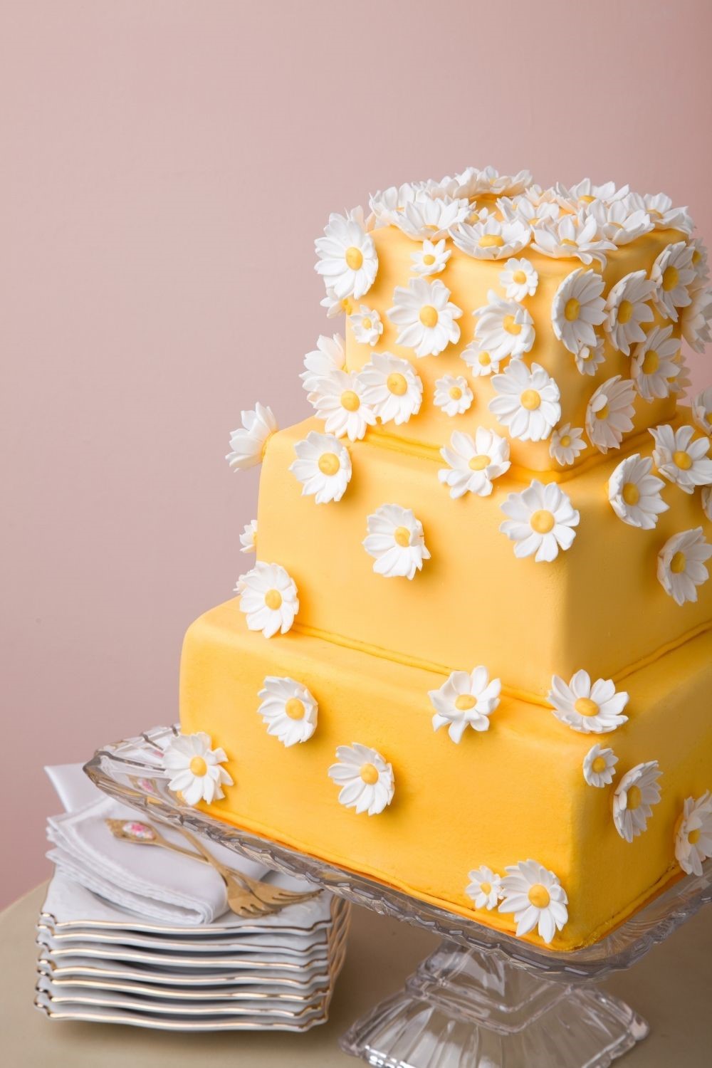 daisy wedding cakes, floral wedding cakes, daisy wedding ideas, wedding cake ideas, yellow and white wedding cake