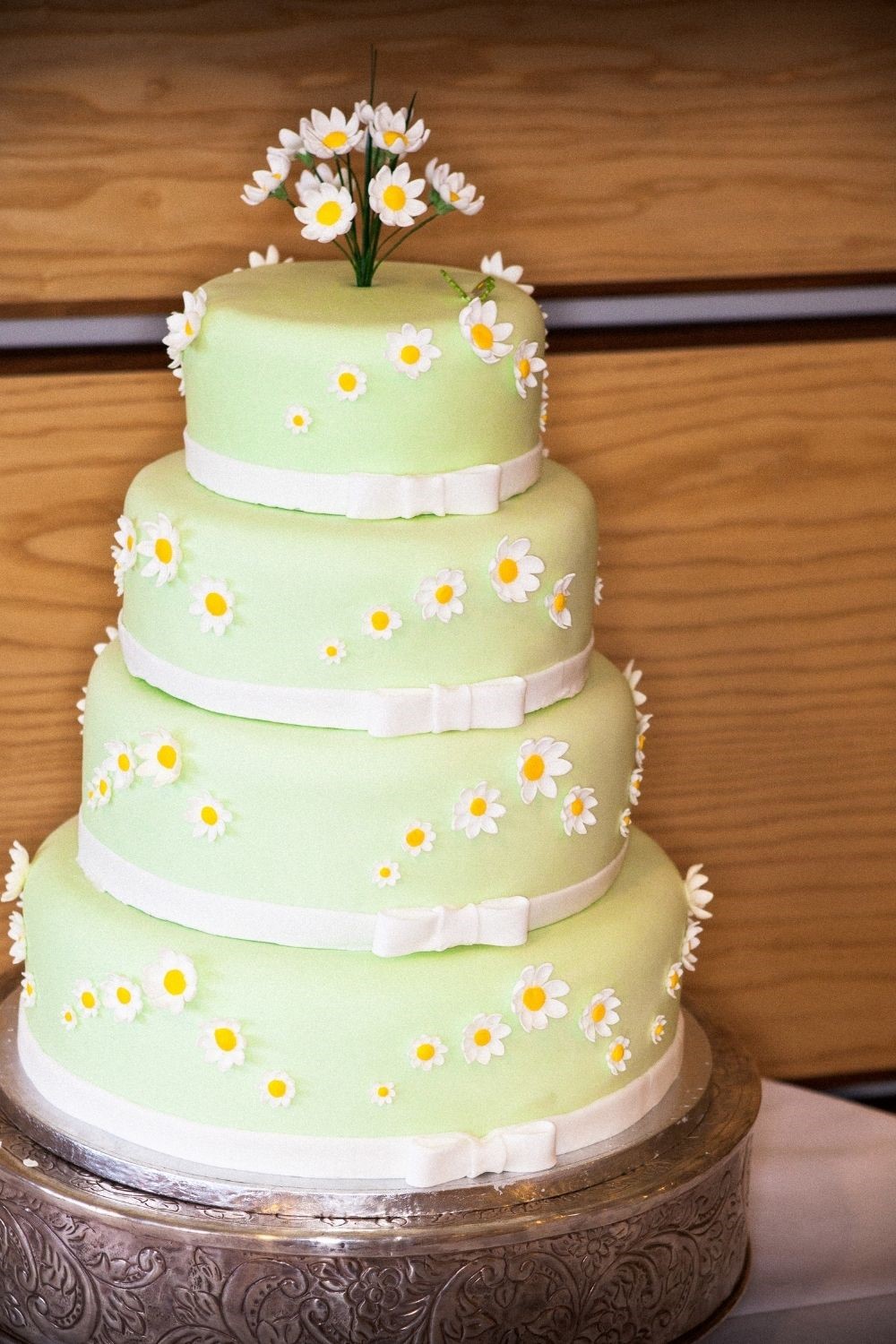 daisy wedding cakes, floral wedding cakes, daisy wedding ideas, wedding cake ideas, green wedding cake