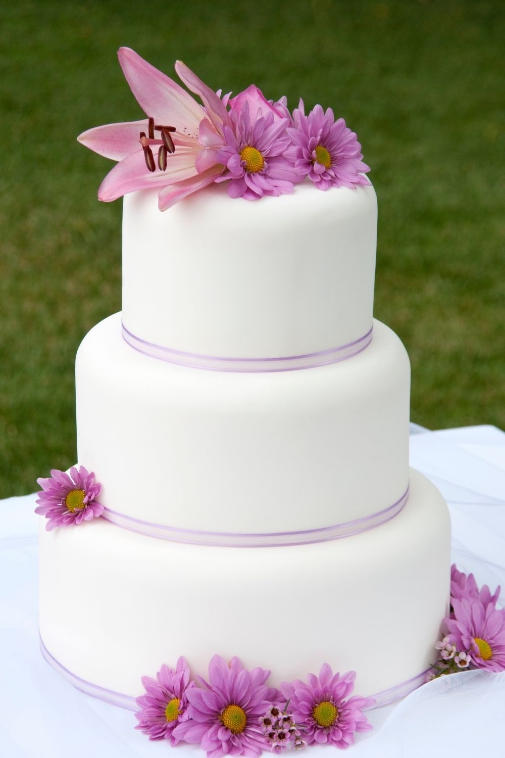 daisy wedding cakes, floral wedding cakes, daisy wedding ideas, wedding cake ideas, purple and white wedding cake