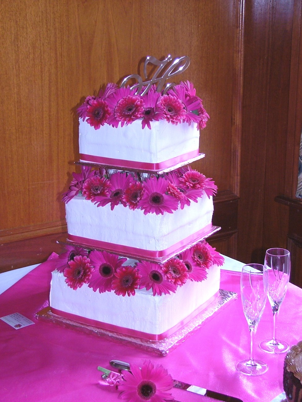 daisy wedding cakes, floral wedding cakes, daisy wedding ideas, wedding cake ideas, pink and white wedding cake