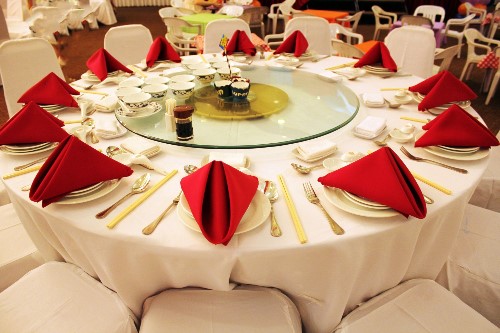 white and red round wedding table