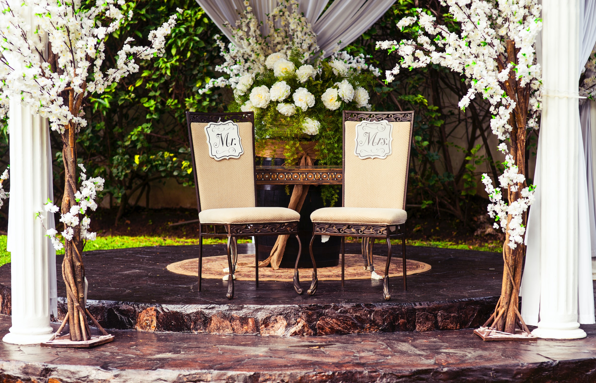 Elegant Bride and Groom Wedding Table