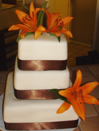 fall wedding cakes, white and brown wedding cakes, floral fall wedding cakes