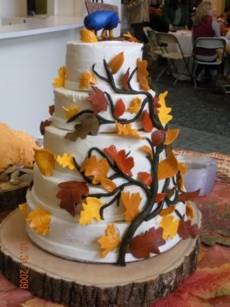 fall wedding themes, fall wedding cakes, autumn wedding cakes, White Wedding Cake With Leaves