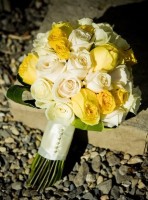 summer wedding colors, white and yellow bridal bouquet, white and yellow wedding flowers