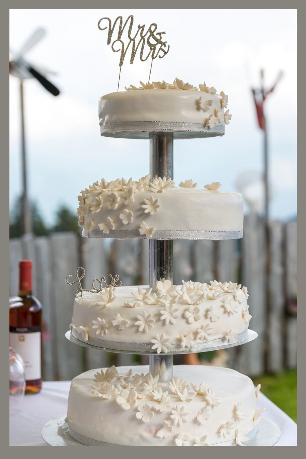 unique outdoor wedding ideas, White wedding cake, white wedding cake ideas