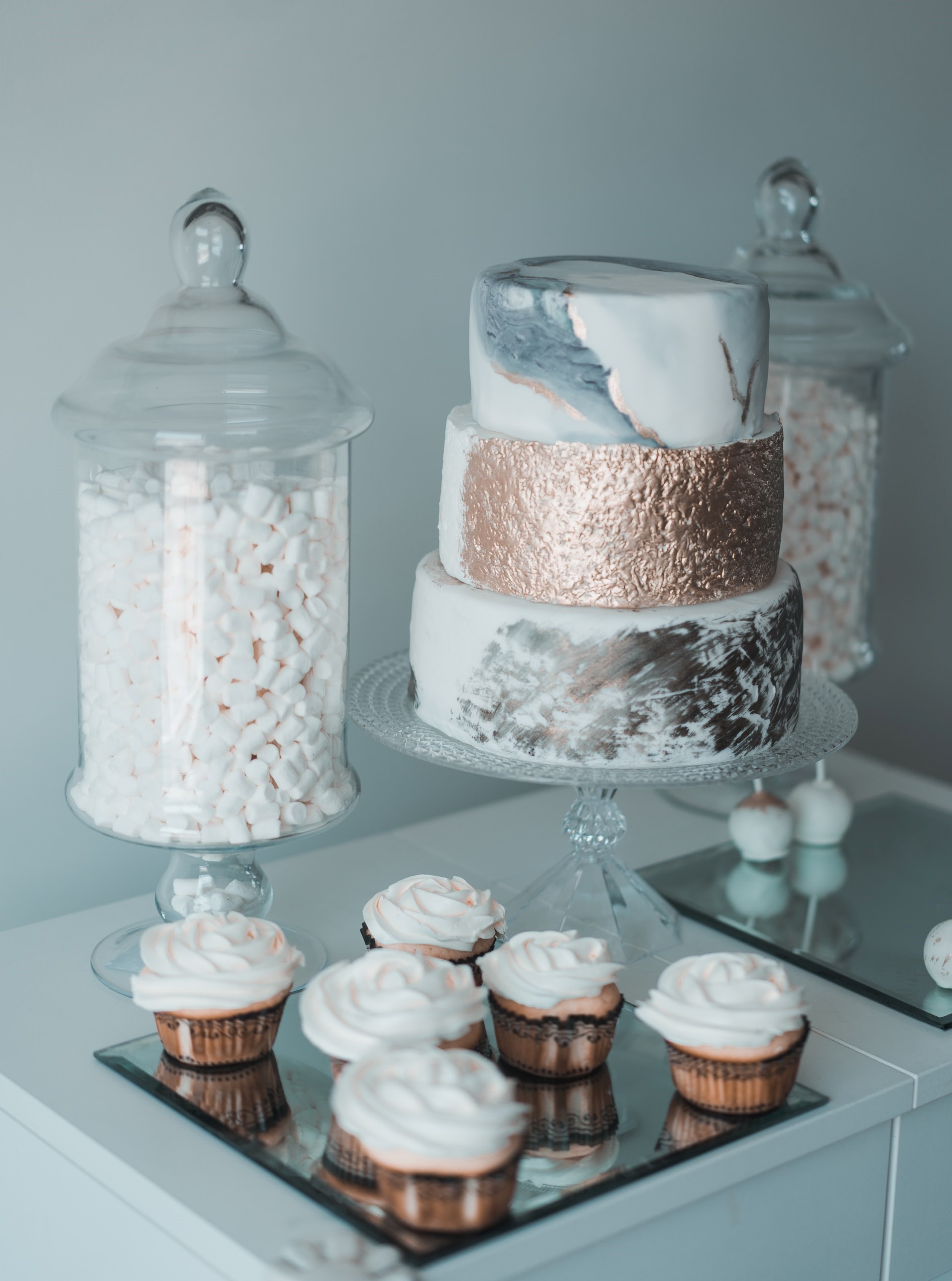 wedding cake, wedding cake ideas, wedding cake inspiration, wedding cake photos, wedding cake and cupcakes