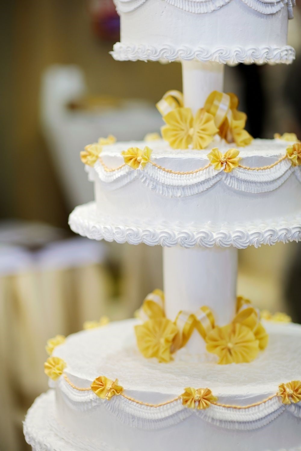 wedding cake styles, traditional wedding cakes, wedding cakes with columns, wedding cakes with pillars, wedding cake ideas