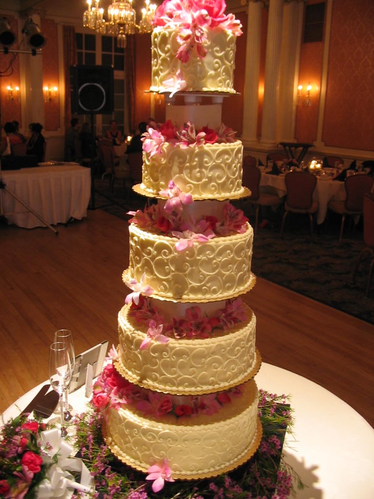 wedding cake styles, traditional wedding cakes, wedding cakes with columns, wedding cakes with pillars, wedding cake ideas