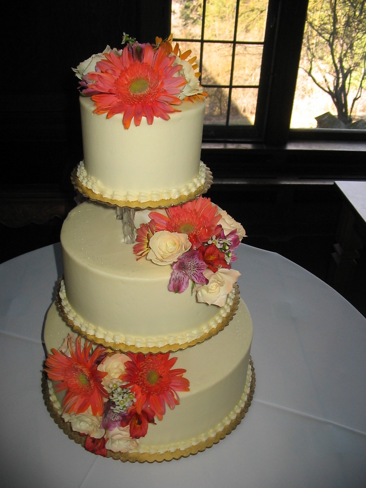 wedding cake styles, traditional wedding cakes, wedding cakes with columns, wedding cakes with pillars, wedding cake ideas