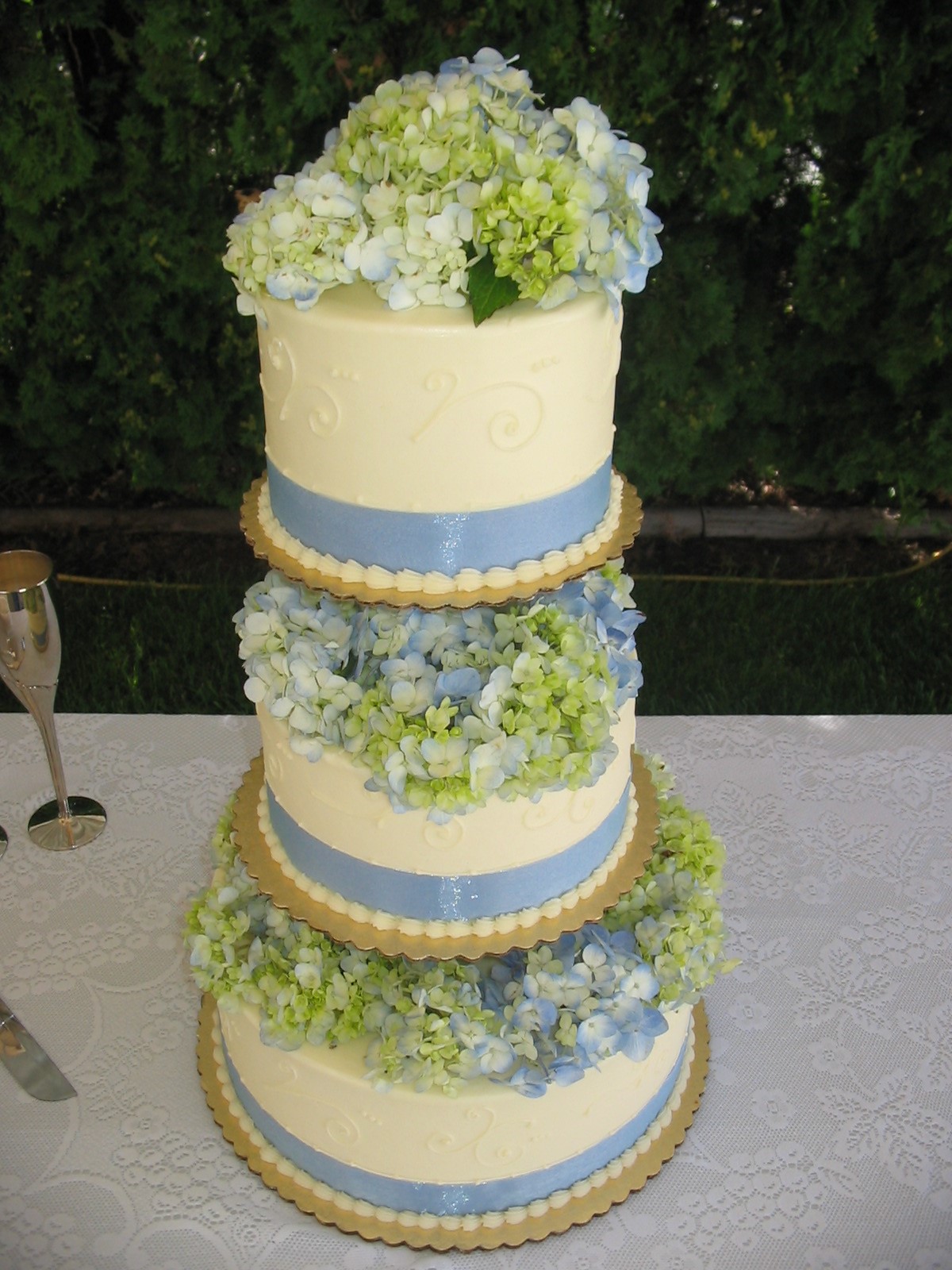 wedding cake styles, traditional wedding cakes, wedding cakes with columns, wedding cakes with pillars, wedding cake ideas