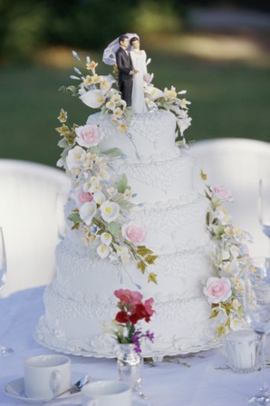 wedding cakes with fresh flowers, white wedding cake
