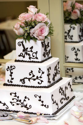 wedding cakes with fresh flowers, black and white wedding cakes