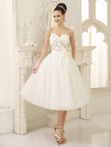 Bride Wearing a Lovely Sweetheart Neck Tea-Length Flower Embellishment Tulle Wedding Dress
