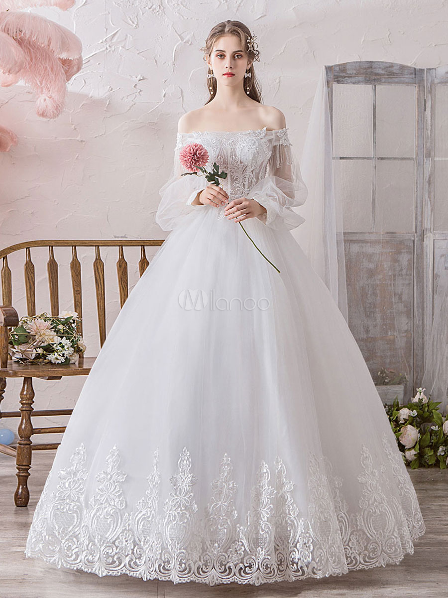 15 Statement-Making White Winter Wedding Dresses With Sleeves | Wedding  dresses unique, Winter wedding dress, Victorian style wedding dress