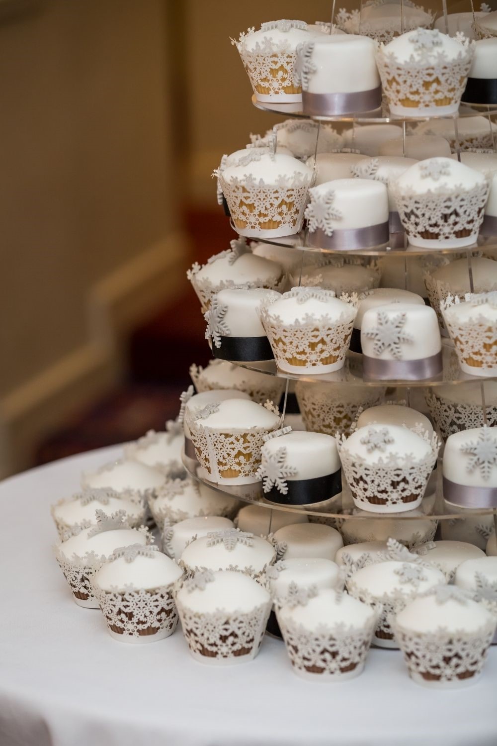 winter wedding themes, winter wedding ideas, winter weddings, holiday weddings, snowflake wedding cupcakes, winter wedding cupcakes